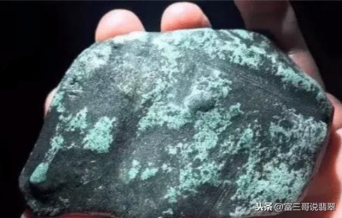 翡翠原石可以上油吗,翡翠原石能上油吗-第1张图片-翡翠网 翡翠原石可以上油吗,翡翠原石能上油吗-第1张图片-翡翠网