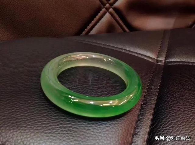 翡翠手镯怎样才能养透翡翠翡翠手镯-第9张图片-翡翠网 翡翠手镯怎样才能养透翡翠翡翠手镯-第9张图片-翡翠网
