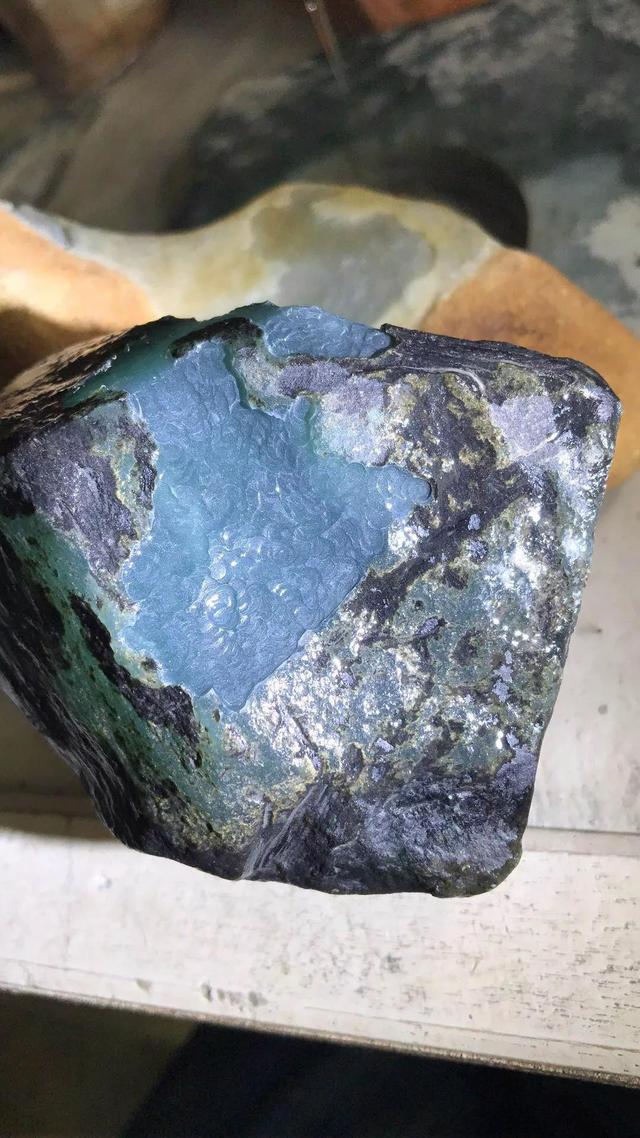 翡翠原石水透,翡翠原石一灯透-第1张图片-翡翠网 翡翠原石水透,翡翠原石一灯透-第1张图片-翡翠网