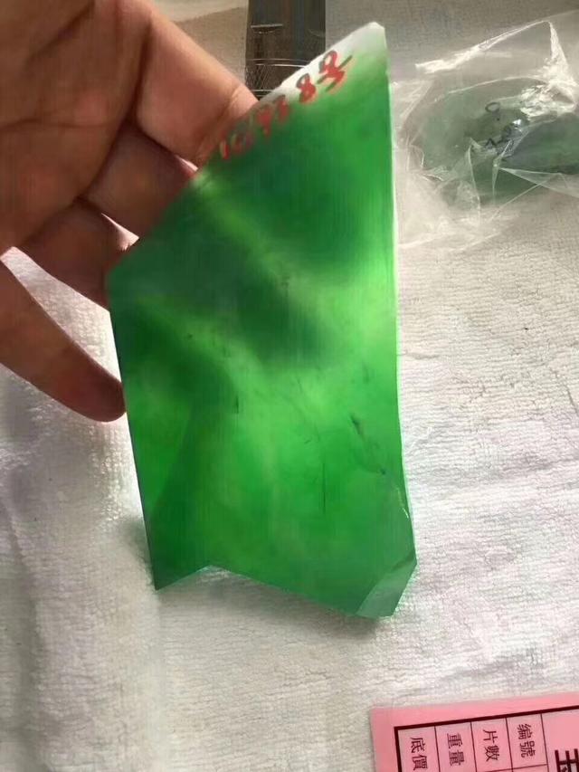 帝王绿翡翠原石价格公盘帝王绿翡翠原石-第2张图片-翡翠网 帝王绿翡翠原石价格公盘帝王绿翡翠原石-第2张图片-翡翠网