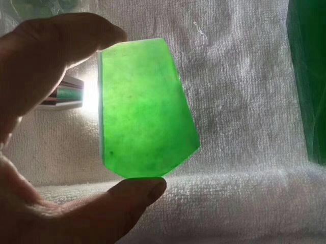 帝王绿翡翠原石价格公盘帝王绿翡翠原石-第3张图片-翡翠网 帝王绿翡翠原石价格公盘帝王绿翡翠原石-第3张图片-翡翠网