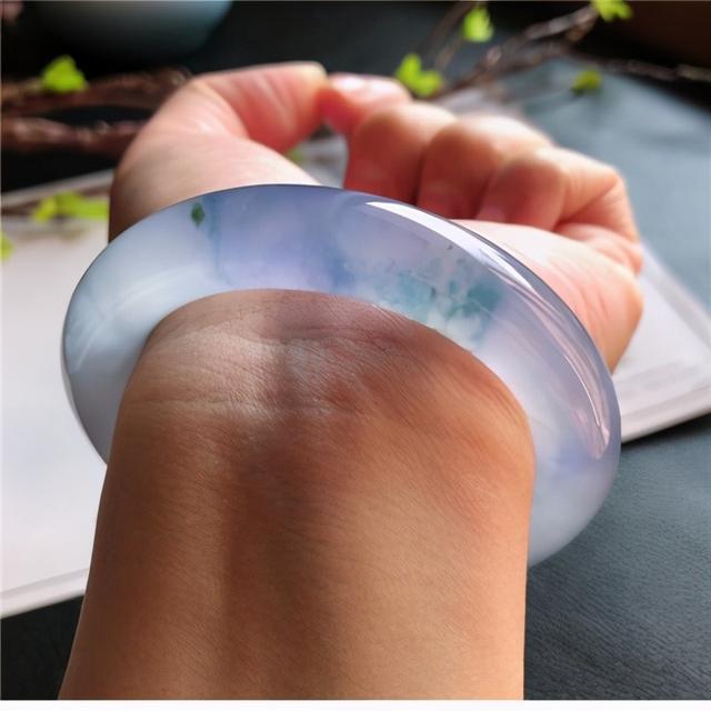 翡翠手镯飘花好坏,冰飘花翡翠手镯图片及价格-第1张图片-翡翠网 翡翠手镯飘花好坏,冰飘花翡翠手镯图片及价格-第1张图片-翡翠网