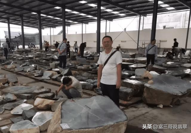 翡翠原石上的蟒带,翡翠原石 蟒纹-第2张图片-翡翠网 翡翠原石上的蟒带,翡翠原石 蟒纹-第2张图片-翡翠网