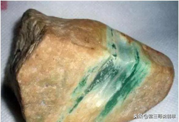 翡翠原石上的蟒带,翡翠原石 蟒纹-第12张图片-翡翠网 翡翠原石上的蟒带,翡翠原石 蟒纹-第12张图片-翡翠网