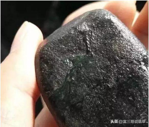 翡翠原石上的蟒带,翡翠原石 蟒纹-第15张图片-翡翠网 翡翠原石上的蟒带,翡翠原石 蟒纹-第15张图片-翡翠网