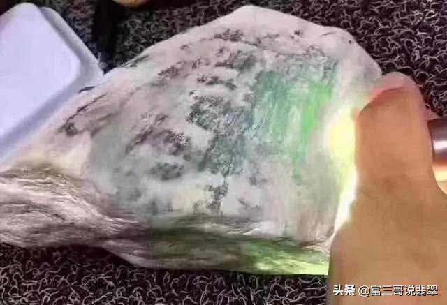 翡翠原石摆件图片大全集翡翠原石视频大全集-第3张图片-翡翠网 翡翠原石摆件图片大全集翡翠原石视频大全集-第3张图片-翡翠网
