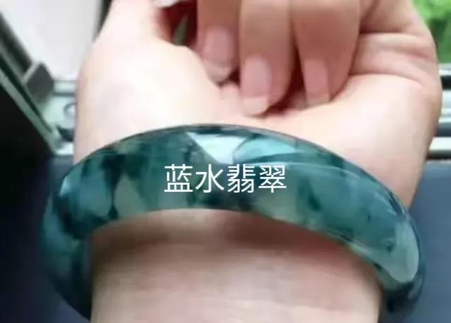 翁巴列场口翡翠原石特征翡翠原石黑点特征-第1张图片-翡翠网 翁巴列场口翡翠原石特征翡翠原石黑点特征-第1张图片-翡翠网