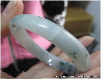 翡翠手镯表皮有裂纹,翡翠手镯表皮有裂-第1张图片-翡翠网 翡翠手镯表皮有裂纹,翡翠手镯表皮有裂-第1张图片-翡翠网