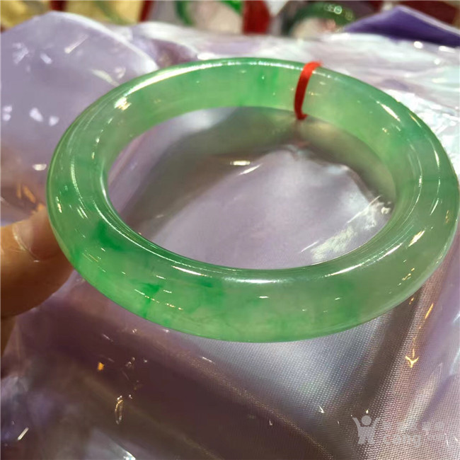 缅甸翡翠玉手镯到底多少钱一个,缅甸宽边翡翠手镯-第1张图片-翡翠网 缅甸翡翠玉手镯到底多少钱一个,缅甸宽边翡翠手镯-第1张图片-翡翠网