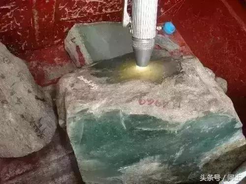 翡翠原石玻璃,翡翠玻璃种和冰种的区别在哪里-第1张图片-翡翠网 翡翠原石玻璃,翡翠玻璃种和冰种的区别在哪里-第1张图片-翡翠网