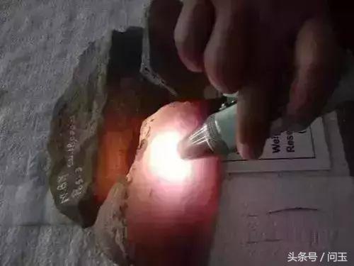 翡翠原石玻璃,翡翠玻璃种和冰种的区别在哪里-第2张图片-翡翠网 翡翠原石玻璃,翡翠玻璃种和冰种的区别在哪里-第2张图片-翡翠网