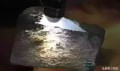 翡翠原石玻璃,翡翠玻璃种和冰种的区别在哪里-第5张图片-翡翠网 翡翠原石玻璃,翡翠玻璃种和冰种的区别在哪里-第5张图片-翡翠网
