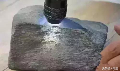 翡翠原石玻璃,翡翠玻璃种和冰种的区别在哪里-第8张图片-翡翠网 翡翠原石玻璃,翡翠玻璃种和冰种的区别在哪里-第8张图片-翡翠网