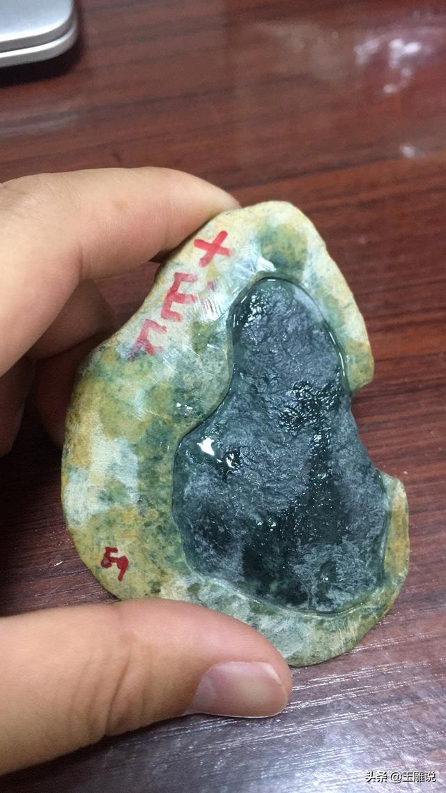 翡翠原石石纹太多可以做什么,翡翠原石石纹太多怎么做货-第1张图片-翡翠网 翡翠原石石纹太多可以做什么,翡翠原石石纹太多怎么做货-第1张图片-翡翠网