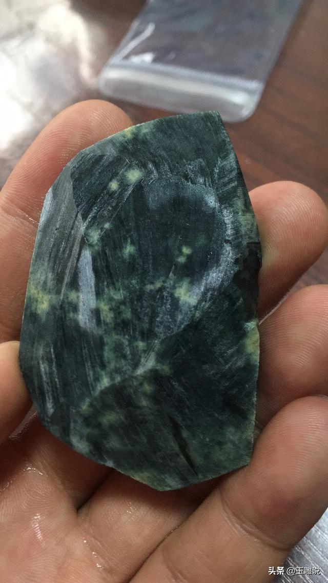 翡翠原石石纹太多可以做什么,翡翠原石石纹太多怎么做货-第3张图片-翡翠网 翡翠原石石纹太多可以做什么,翡翠原石石纹太多怎么做货-第3张图片-翡翠网