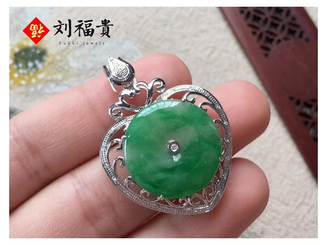 翡翠手镯注胶,翡翠手镯打蜡-第8张图片-翡翠网 翡翠手镯注胶,翡翠手镯打蜡-第8张图片-翡翠网