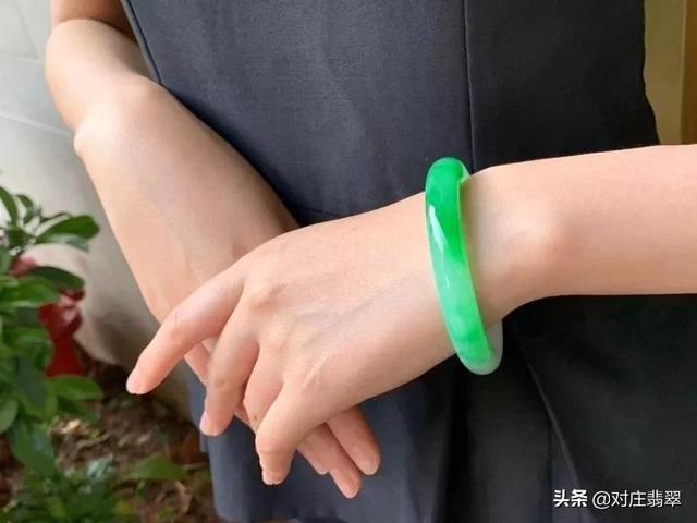 翡翠手镯大概多少钱天然翡翠手镯一般多少钱-第1张图片-翡翠网 翡翠手镯大概多少钱天然翡翠手镯一般多少钱-第1张图片-翡翠网