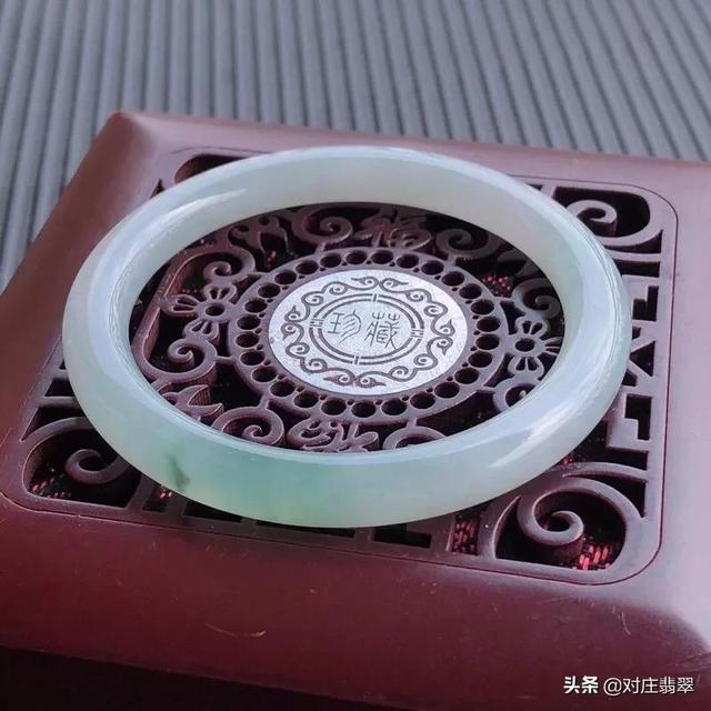 翡翠手镯大概多少钱天然翡翠手镯一般多少钱-第2张图片-翡翠网 翡翠手镯大概多少钱天然翡翠手镯一般多少钱-第2张图片-翡翠网