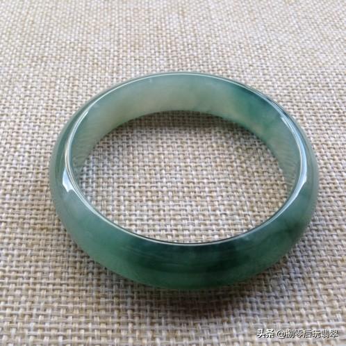 老油青种翡翠手镯图片,油青种翡翠手镯怎样的好-第3张图片-翡翠网 老油青种翡翠手镯图片,油青种翡翠手镯怎样的好-第3张图片-翡翠网