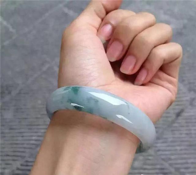 350万缅币翡翠手镯的简单介绍-第4张图片-翡翠网 350万缅币翡翠手镯的简单介绍-第4张图片-翡翠网