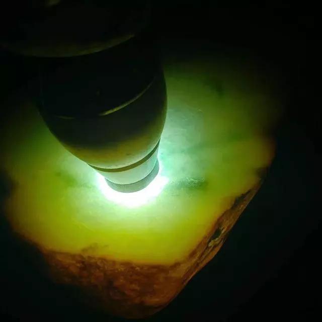 大马砍黄加绿翡翠原石,大马坎黄加绿翡翠-第3张图片-翡翠网 大马砍黄加绿翡翠原石,大马坎黄加绿翡翠-第3张图片-翡翠网