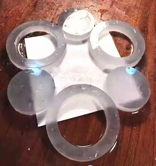 翡翠玻璃种手镯价格无色玻璃种翡翠手镯价格-第4张图片-翡翠网 翡翠玻璃种手镯价格无色玻璃种翡翠手镯价格-第4张图片-翡翠网