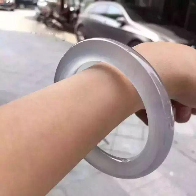 翡翠玻璃种手镯价格无色玻璃种翡翠手镯价格-第6张图片-翡翠网 翡翠玻璃种手镯价格无色玻璃种翡翠手镯价格-第6张图片-翡翠网