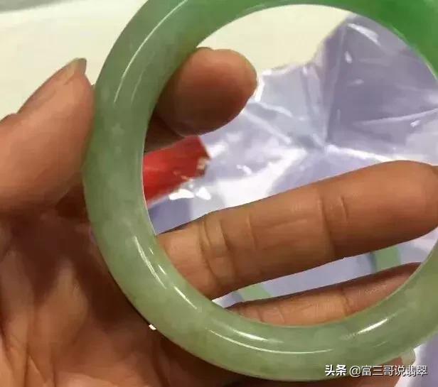 翡翠手镯有一段黄翡翡翠手镯有一圈裂纹-第1张图片-翡翠网 翡翠手镯有一段黄翡翡翠手镯有一圈裂纹-第1张图片-翡翠网