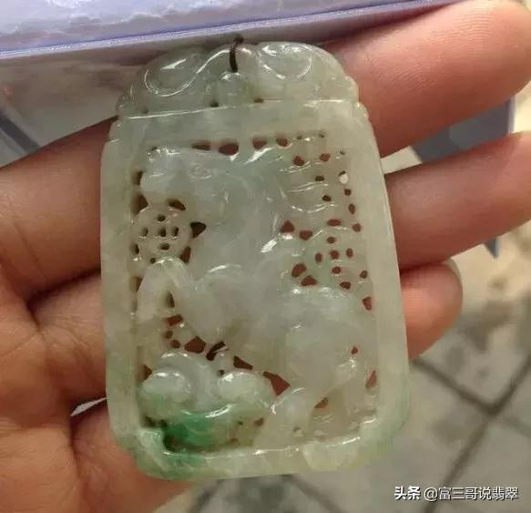 翡翠手镯有一段黄翡翡翠手镯有一圈裂纹-第2张图片-翡翠网 翡翠手镯有一段黄翡翡翠手镯有一圈裂纹-第2张图片-翡翠网