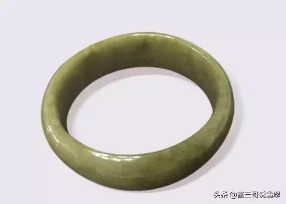 翡翠手镯有一段黄翡翡翠手镯有一圈裂纹-第4张图片-翡翠网 翡翠手镯有一段黄翡翡翠手镯有一圈裂纹-第4张图片-翡翠网