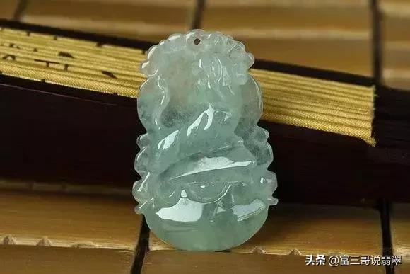 翡翠手镯有一段黄翡翡翠手镯有一圈裂纹-第6张图片-翡翠网 翡翠手镯有一段黄翡翡翠手镯有一圈裂纹-第6张图片-翡翠网
