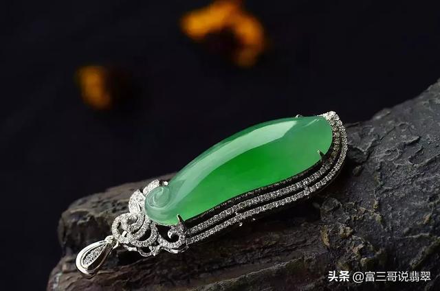 翡翠手镯有一段黄翡翡翠手镯有一圈裂纹-第10张图片-翡翠网 翡翠手镯有一段黄翡翡翠手镯有一圈裂纹-第10张图片-翡翠网