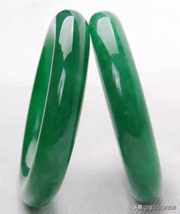 翡翠手镯有一段黄翡翡翠手镯有一圈裂纹-第11张图片-翡翠网 翡翠手镯有一段黄翡翡翠手镯有一圈裂纹-第11张图片-翡翠网