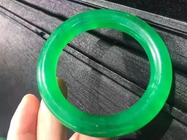 浅绿色翡翠a货手镯的简单介绍-第5张图片-翡翠网 浅绿色翡翠a货手镯的简单介绍-第5张图片-翡翠网