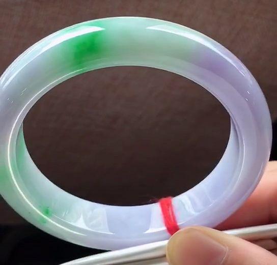 浅绿色翡翠a货手镯的简单介绍-第12张图片-翡翠网 浅绿色翡翠a货手镯的简单介绍-第12张图片-翡翠网