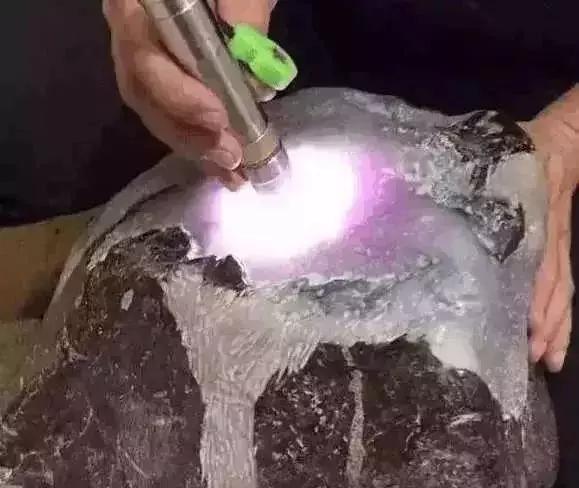 昌平翡翠的原石,翡翠原石鉴定-第8张图片-翡翠网 昌平翡翠的原石,翡翠原石鉴定-第8张图片-翡翠网
