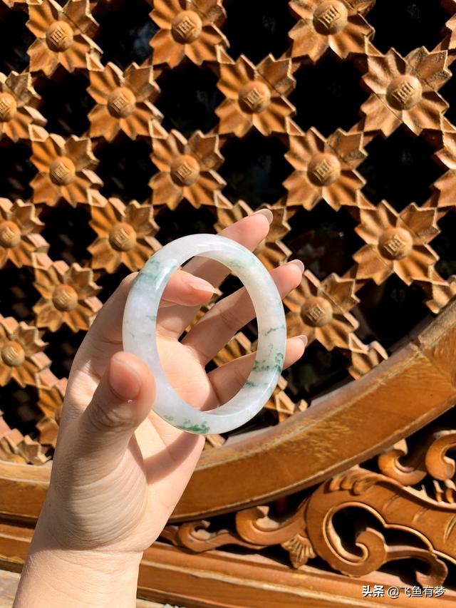 翡翠手镯上的飘花,冰飘花翡翠手镯是啥档次-第1张图片-翡翠网 翡翠手镯上的飘花,冰飘花翡翠手镯是啥档次-第1张图片-翡翠网