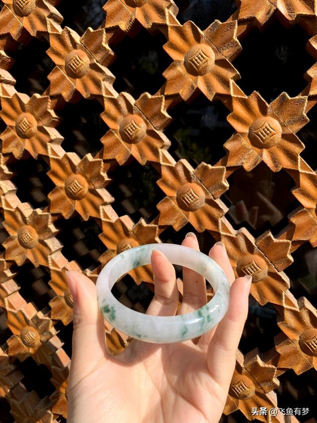 翡翠手镯上的飘花,冰飘花翡翠手镯是啥档次-第2张图片-翡翠网 翡翠手镯上的飘花,冰飘花翡翠手镯是啥档次-第2张图片-翡翠网