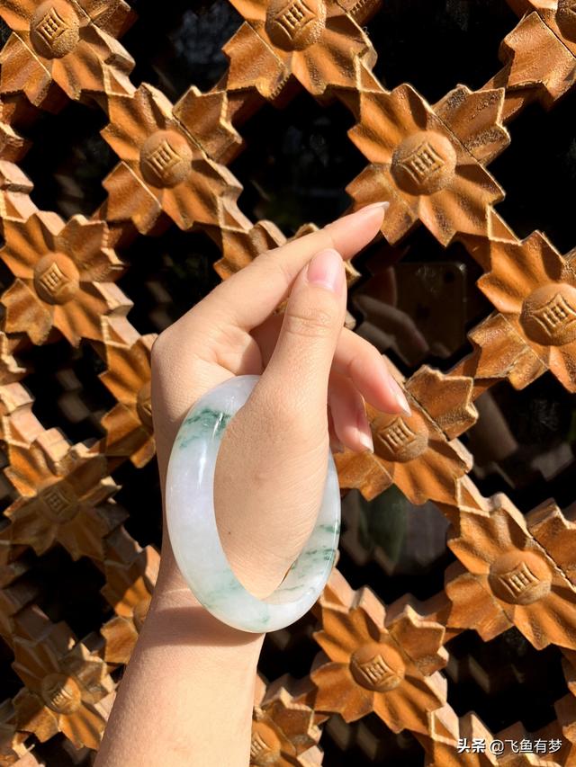 翡翠手镯上的飘花,冰飘花翡翠手镯是啥档次-第3张图片-翡翠网 翡翠手镯上的飘花,冰飘花翡翠手镯是啥档次-第3张图片-翡翠网