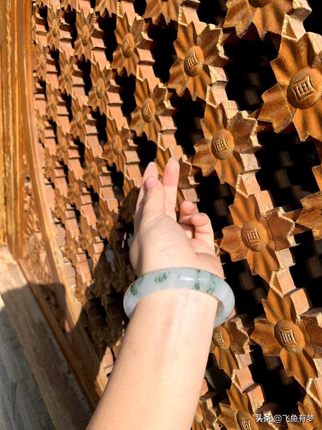 翡翠手镯上的飘花,冰飘花翡翠手镯是啥档次-第4张图片-翡翠网 翡翠手镯上的飘花,冰飘花翡翠手镯是啥档次-第4张图片-翡翠网