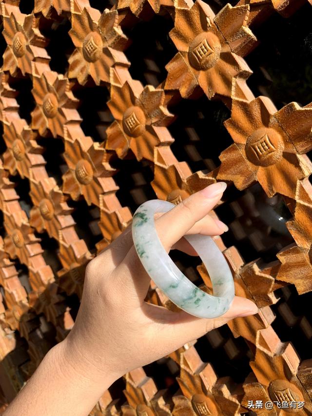 翡翠手镯上的飘花,冰飘花翡翠手镯是啥档次-第8张图片-翡翠网 翡翠手镯上的飘花,冰飘花翡翠手镯是啥档次-第8张图片-翡翠网