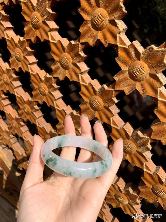 翡翠手镯上的飘花,冰飘花翡翠手镯是啥档次-第9张图片-翡翠网 翡翠手镯上的飘花,冰飘花翡翠手镯是啥档次-第9张图片-翡翠网