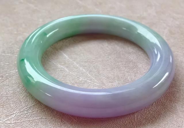 淡紫色翡翠手镯值钱吗,翡翠手镯淡紫色的底好吗-第1张图片-翡翠网 淡紫色翡翠手镯值钱吗,翡翠手镯淡紫色的底好吗-第1张图片-翡翠网