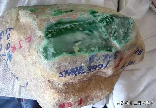 翡翠原石皮壳上有一道细沙路的简单介绍-第4张图片-翡翠网 翡翠原石皮壳上有一道细沙路的简单介绍-第4张图片-翡翠网