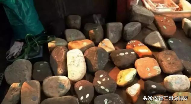 翡翠原石皮壳上有一道细沙路的简单介绍-第13张图片-翡翠网 翡翠原石皮壳上有一道细沙路的简单介绍-第13张图片-翡翠网