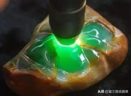 翡翠原石皮壳上有一道细沙路的简单介绍-第15张图片-翡翠网 翡翠原石皮壳上有一道细沙路的简单介绍-第15张图片-翡翠网