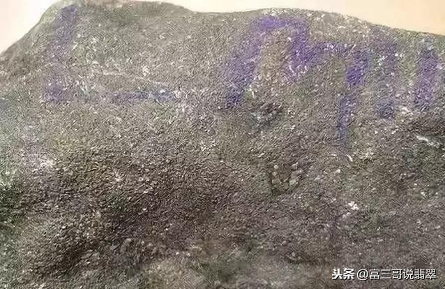 翡翠原石皮壳上有一道细沙路的简单介绍-第25张图片-翡翠网 翡翠原石皮壳上有一道细沙路的简单介绍-第25张图片-翡翠网