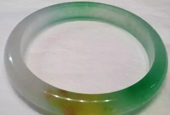 阴阳翡翠手镯阴阳翡翠手镯怎么鉴定-第2张图片-翡翠网 阴阳翡翠手镯阴阳翡翠手镯怎么鉴定-第2张图片-翡翠网