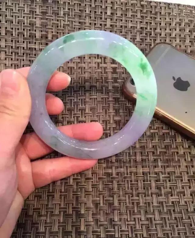 阴阳翡翠手镯阴阳翡翠手镯怎么鉴定-第3张图片-翡翠网 阴阳翡翠手镯阴阳翡翠手镯怎么鉴定-第3张图片-翡翠网