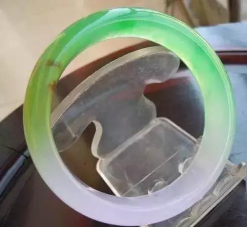 阴阳翡翠手镯阴阳翡翠手镯怎么鉴定-第4张图片-翡翠网 阴阳翡翠手镯阴阳翡翠手镯怎么鉴定-第4张图片-翡翠网